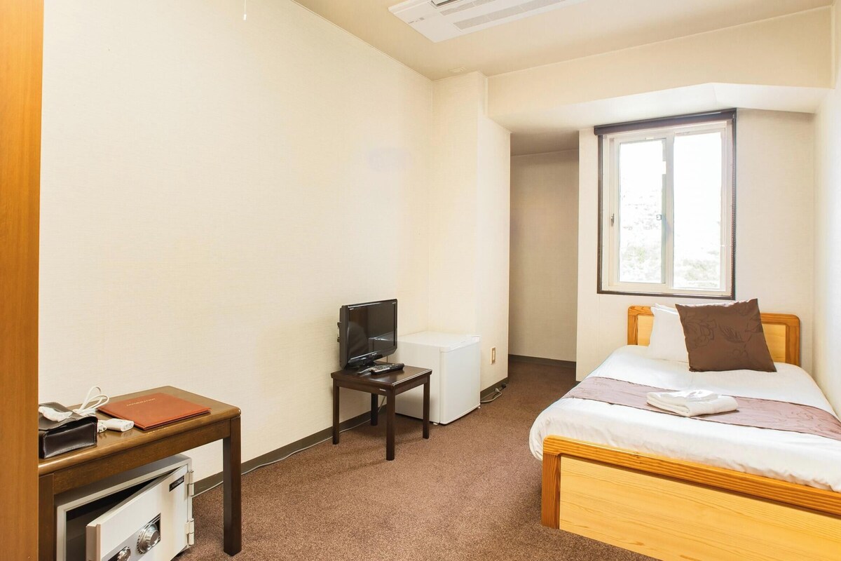 Basic Single Room | In-room safe, WiFi (free), bed sheets