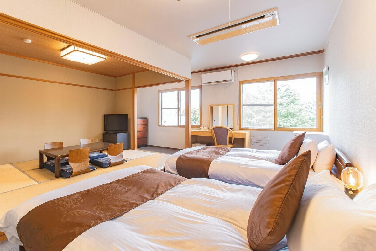In-room safe, WiFi (free), bed sheets