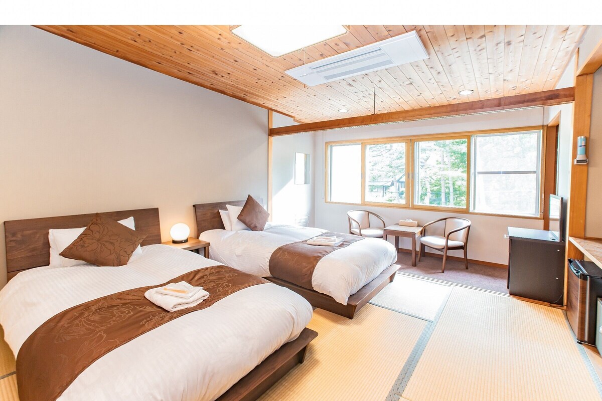 Japanese Style Twin Room | In-room safe, WiFi (free), bed sheets