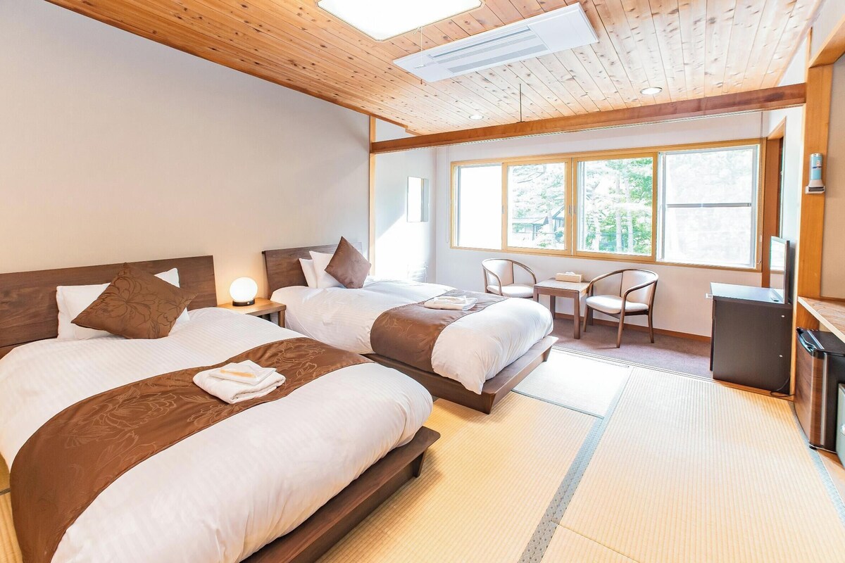 Japanese Style Twin Room | In-room safe, WiFi (free), bed sheets