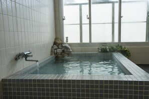 Combined shower/tub, slippers, towels - Nomad Hakuba (Hakuba)
