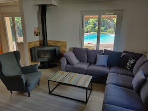 TV, fireplace, video games, DVD player - Family villa ideally located on the Basin with heated pool (La Teste-de-Buch)