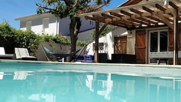 Una piscina al aire libre, una piscina climatizada