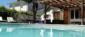 Family villa ideally located on the Basin with heated pool