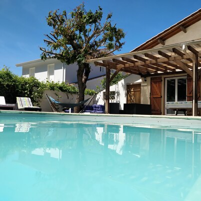 Family villa ideally located on the Basin with heated pool