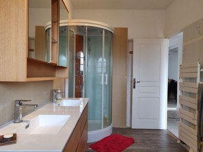 Combined shower/bathtub, hair dryer, toilet paper - Family villa ideally located on the Basin with heated pool (La Teste-de-Buch)