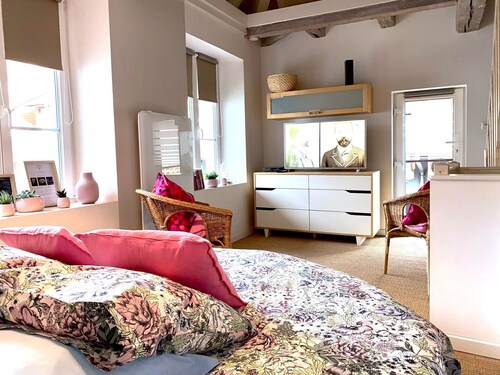 La Maisonnette - loft with round bed in wine house - sleeps 4