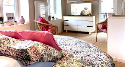 La Maisonnette - loft with round bed in wine house - sleeps 4