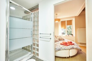2 chambres, fer et planche à repasser, Wi-Fi gratuit, draps fournis