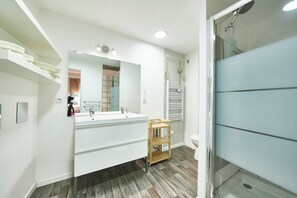Dusche, Haartrockner, Handtücher, Toilettenpapier
