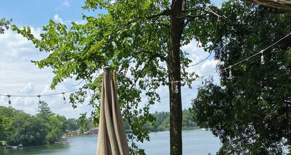 Lake Front Cozy Cottage on BBL: Swim, Fish, Fun, Sun , and best of all Relax..