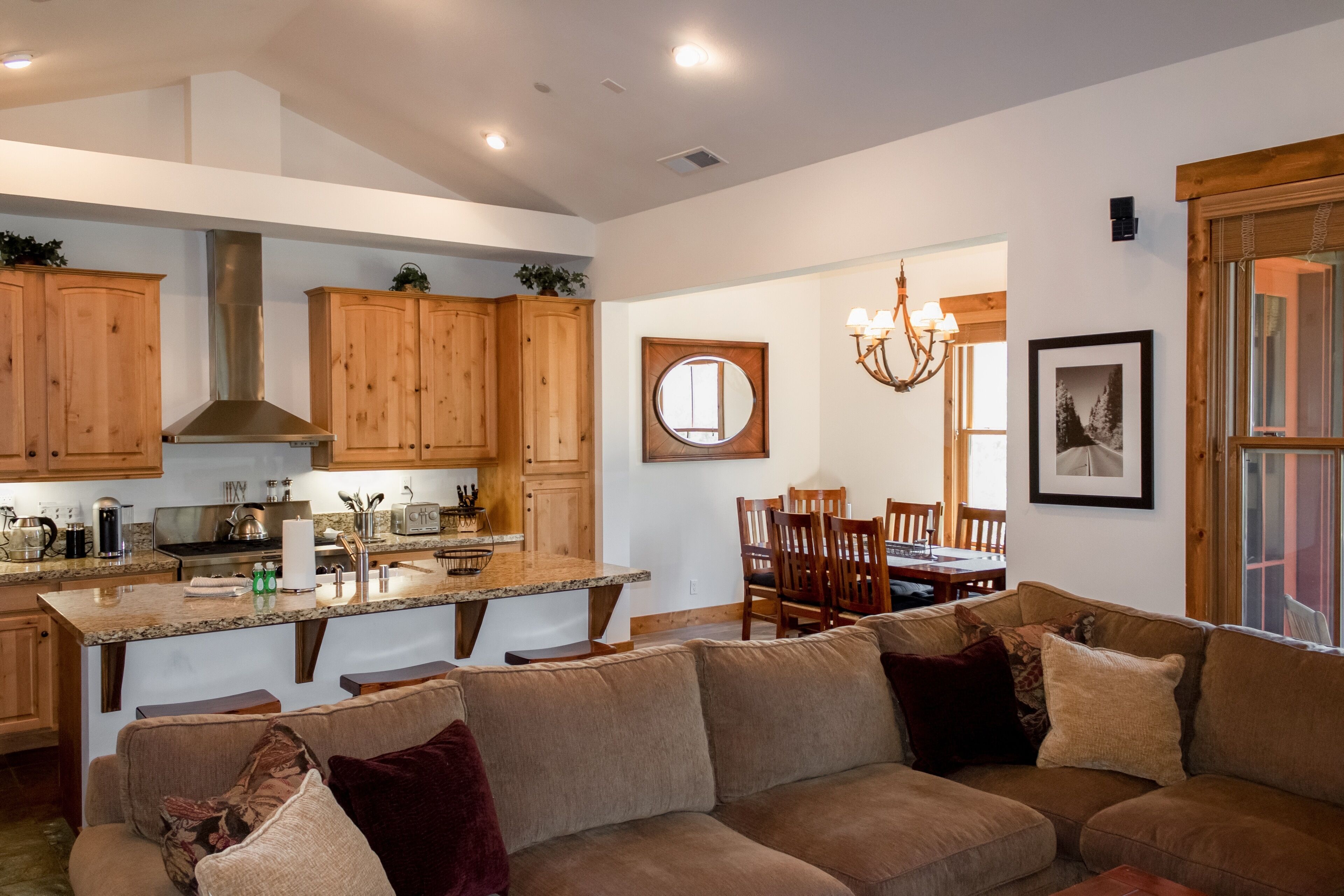 Luxury Mammoth townhouse at The Lodges in Snowcreek VI. 2 car garage<br>5 stars