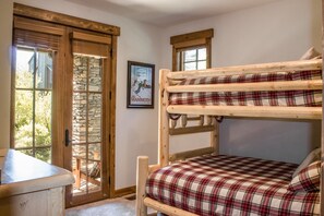 3 makuuhuonetta, työpöytä, silitysrauta/-lauta, vauvan matkasänky