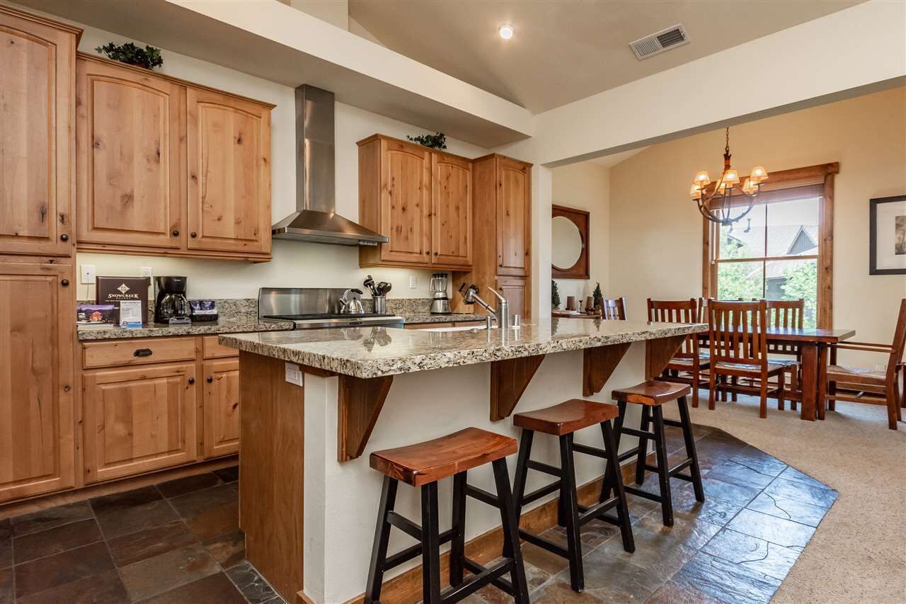 Luxury Mammoth townhouse at The Lodges in Snowcreek VI. 2 car garage<br>5 stars