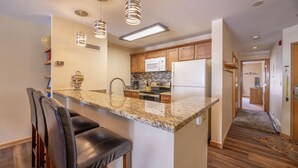 A kitchen with granite countertops, stainless steel appliances, and pendant lighting. - Big 2Br/2 Bath Condo (1443 Sq. Ft.; 2 Living Rooms; Sleeps 10); Walk To Lifts. (Keystone)