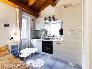 Réfrigérateur, micro-ondes, plaque de cuisson, cafetière/bouilloire