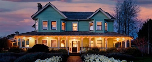 King+Queen Beds ~ Soaking Tub ~ Fireplace ~ Boutique Hotel Room in Lopez Village