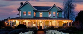 King+Queen Beds ~ Soaking Tub ~ Fireplace ~ Boutique Hotel Room in Lopez Village