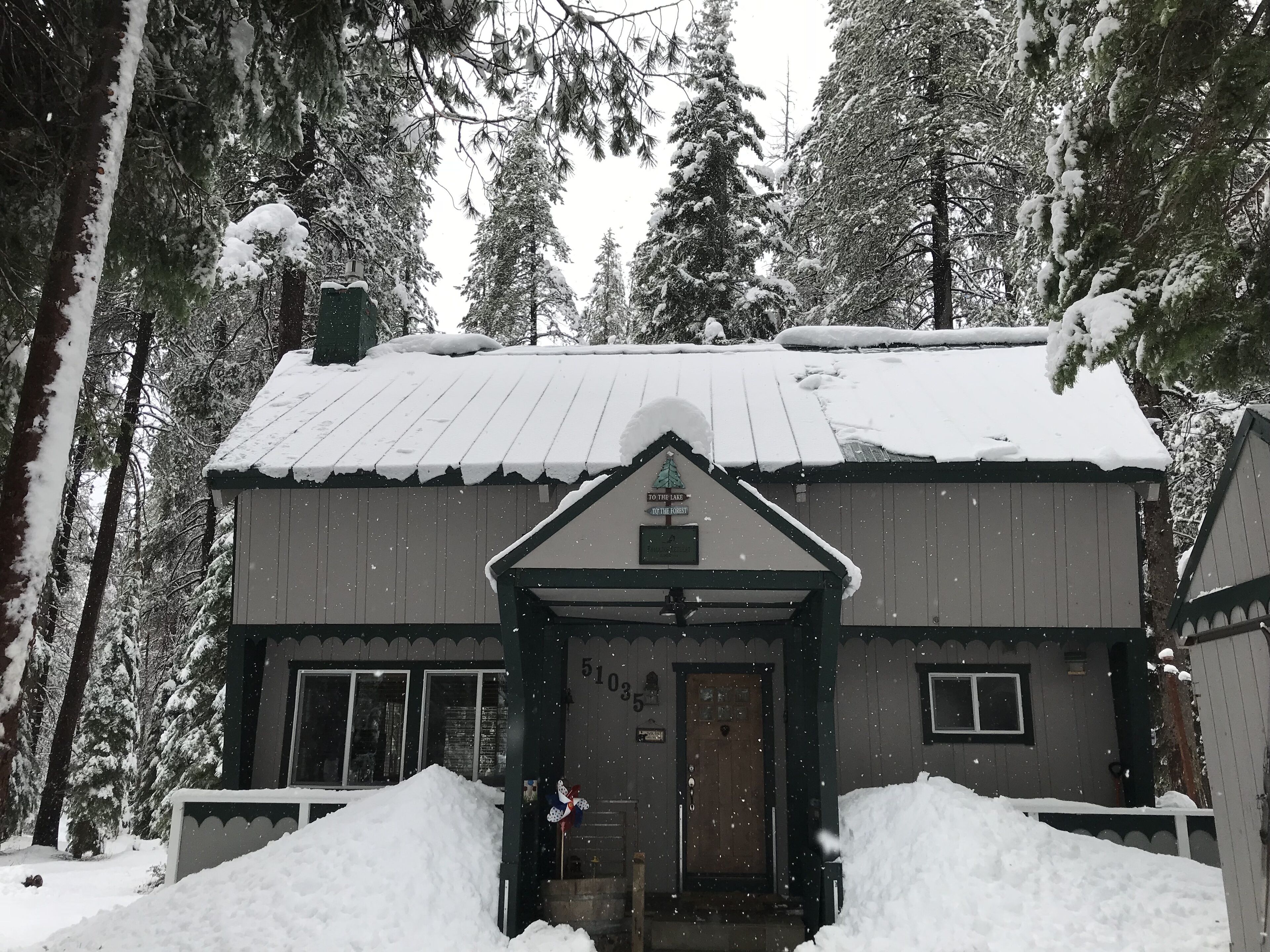 GET READY FOR SNOW! 5 ski resorts within 8 miles-- Play- Relax-private sled hill