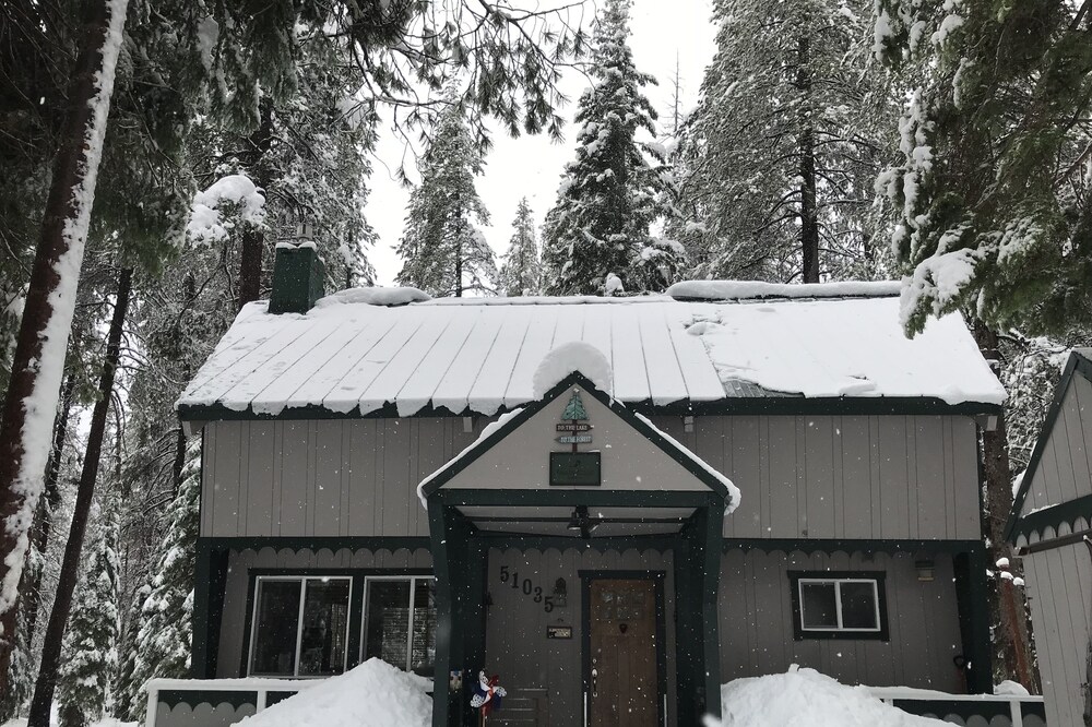GET READY FOR SNOW! 5 ski resorts within 8 miles-- Play- Relax-private sled hill