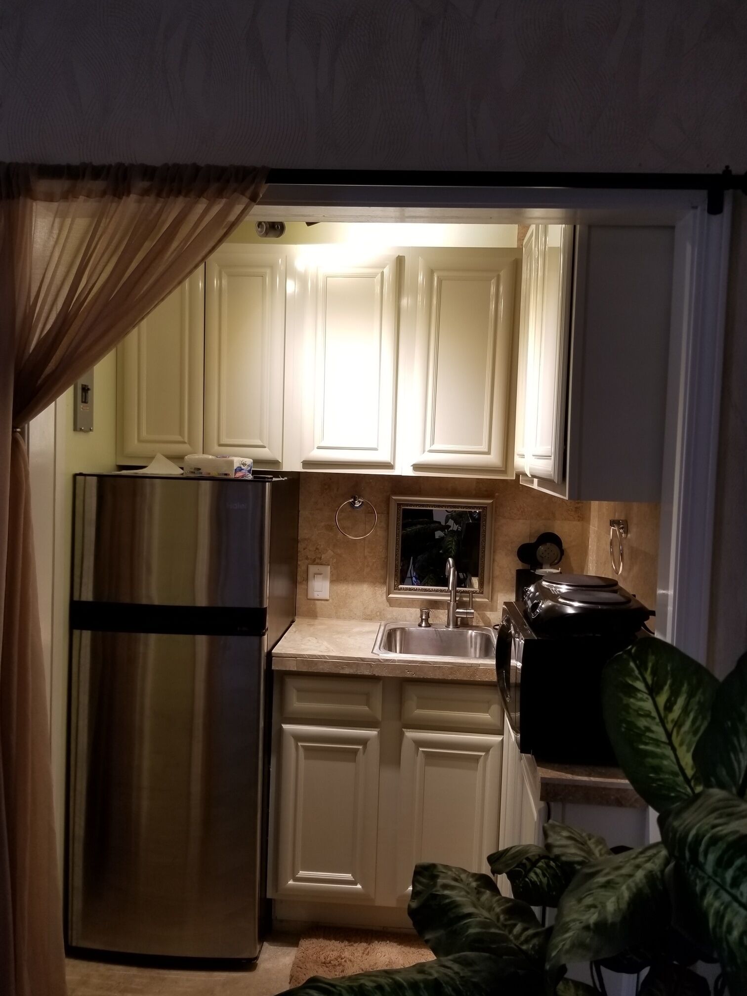 Booked PRIVATE ENTRANCE AND UNIT PGS is 4 min from Downtown bars, art,