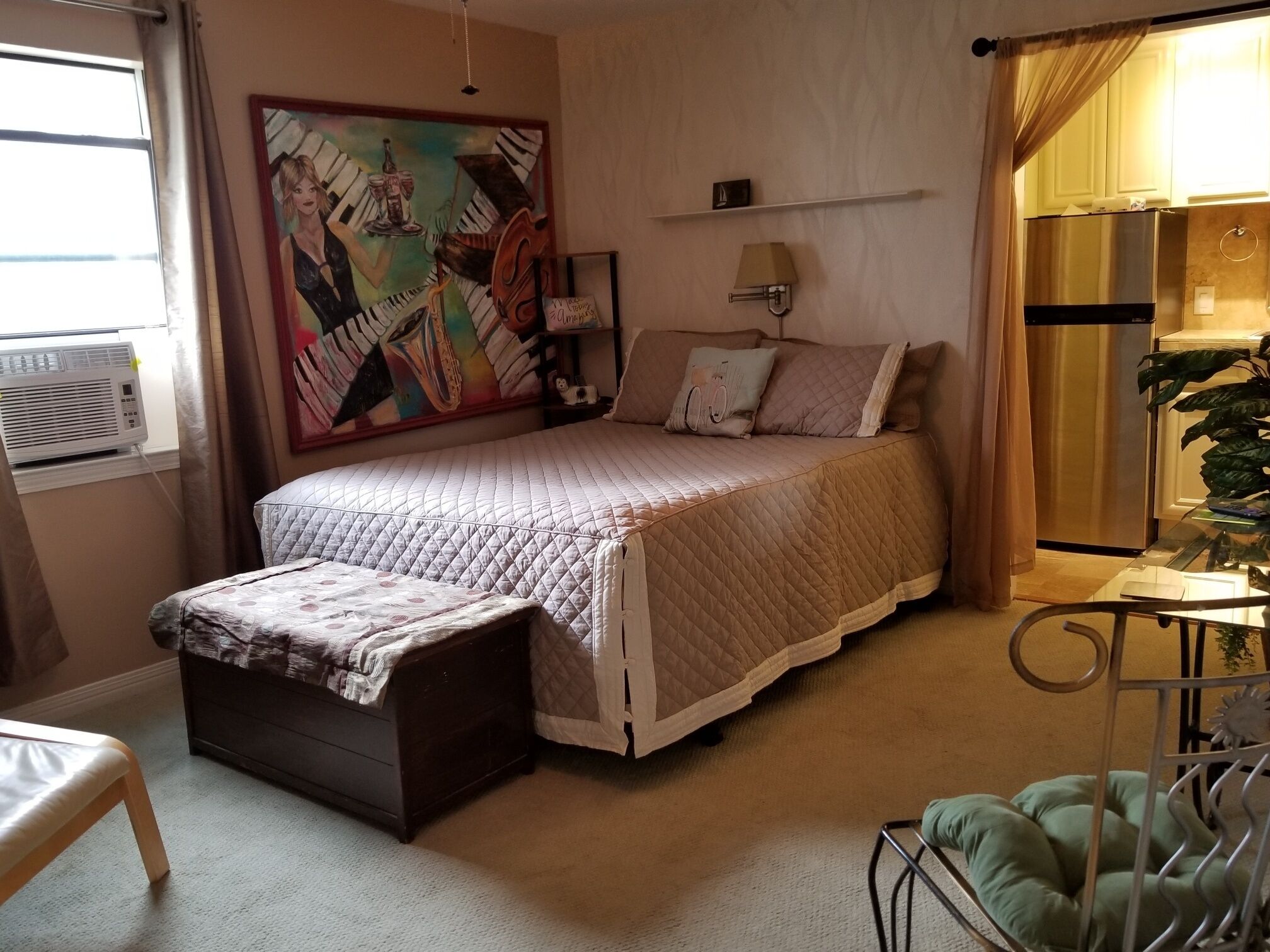 Booked PRIVATE ENTRANCE AND UNIT PGS is 4 min from Downtown bars, art,