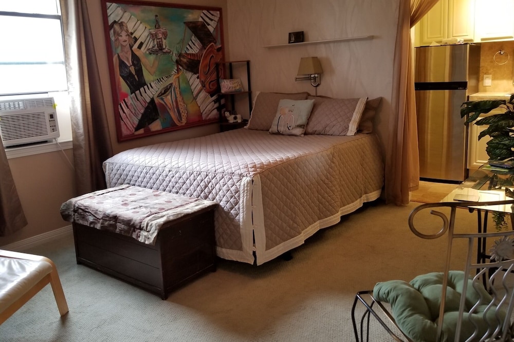 Booked PRIVATE ENTRANCE AND UNIT PGS is 4 min from Downtown bars, art,