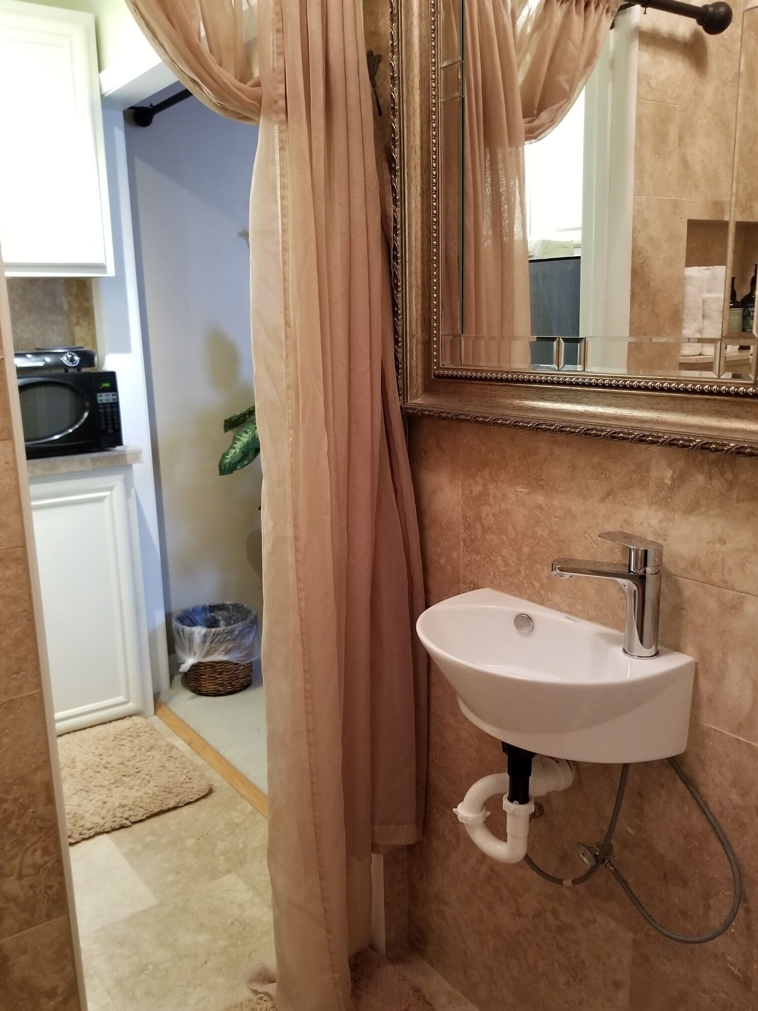 Booked PRIVATE ENTRANCE AND UNIT PGS is 4 min from Downtown bars, art,