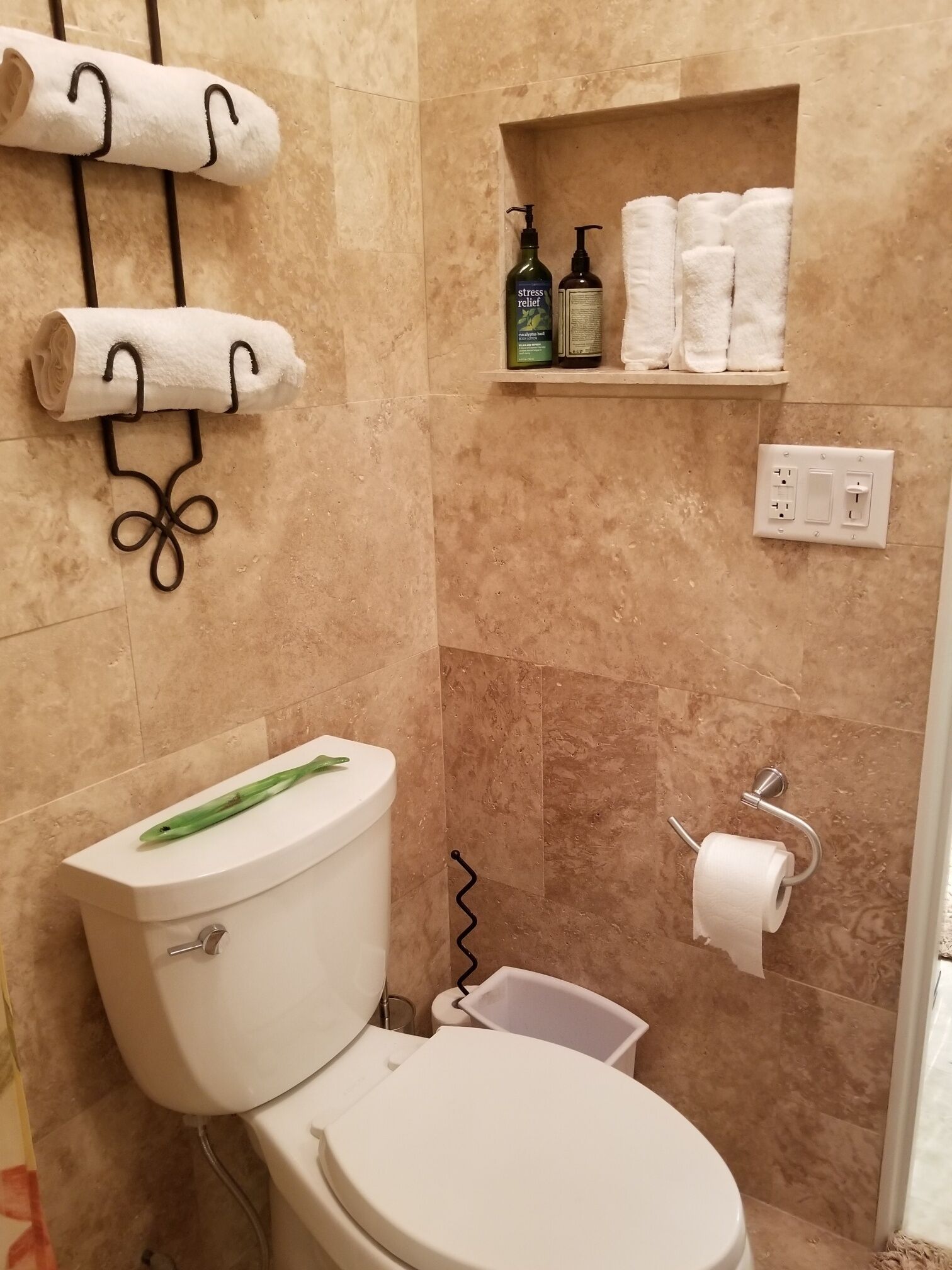 Booked PRIVATE ENTRANCE AND UNIT PGS is 4 min from Downtown bars, art,