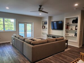 Smart TV, fireplace, DVD player, ping pong
