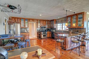 Full-sized fridge, microwave, oven, stovetop