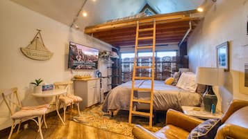 8 chambres, bureau, fer et planche Ă  repasser, lit parapluie