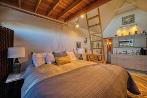 8 Schlafzimmer, Schreibtisch, Bügeleisen/Bügelbrett, Reisekinderbett