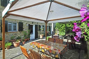 Outdoor dining - Beautiful Eco-Friendly Farmhouse:Cooking Lessons, Meals, Driver, and More ! (Aquilea)
