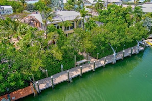 Exterior - Big Kahuna  an expansive and inviting 5-bedroom, 4-bathroom single-family haven that encapsulates the essence of Florida Keys living (Marathon)