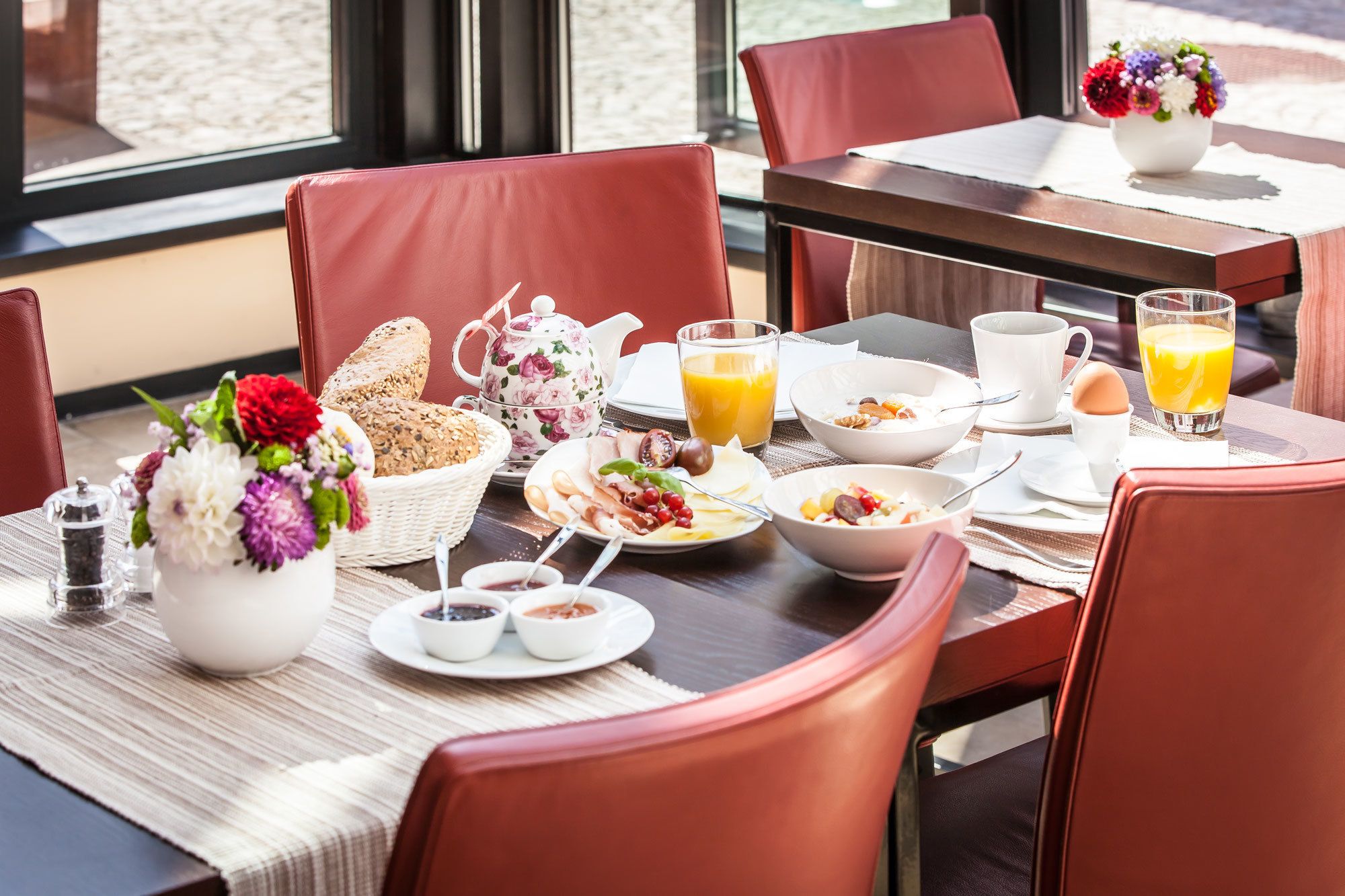 بوفيه فطور مجانًا يوميًا