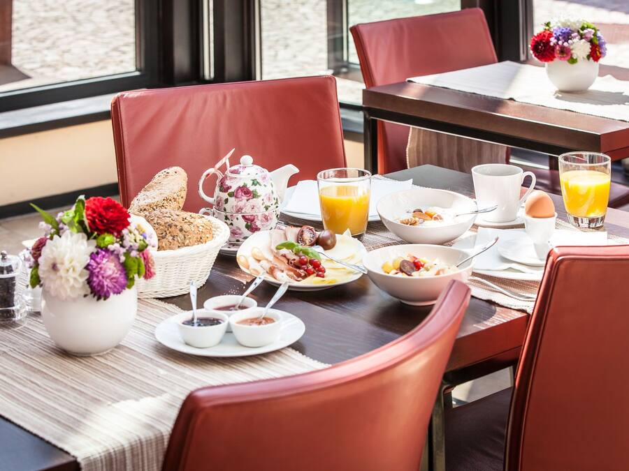 Free daily buffet breakfast