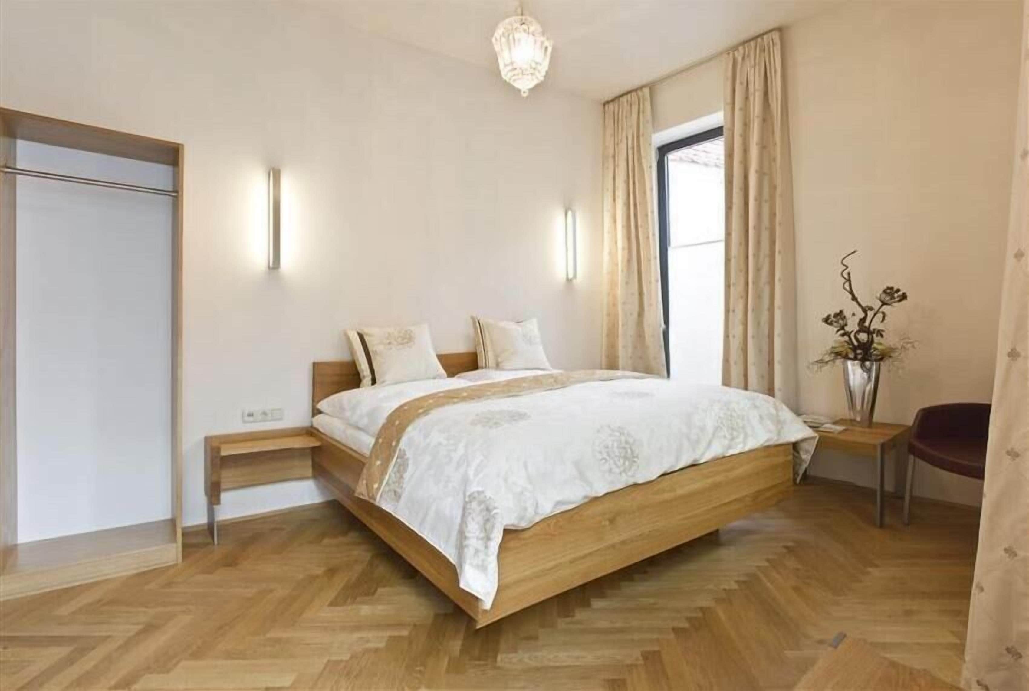 Habitación Deluxe, 1 cama King size, para no fumadores | Minibar y ropa de cama 