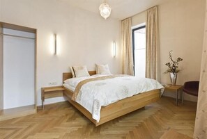 华丽客房, 1 张特大床, 无烟房 | 迷你吧、床单