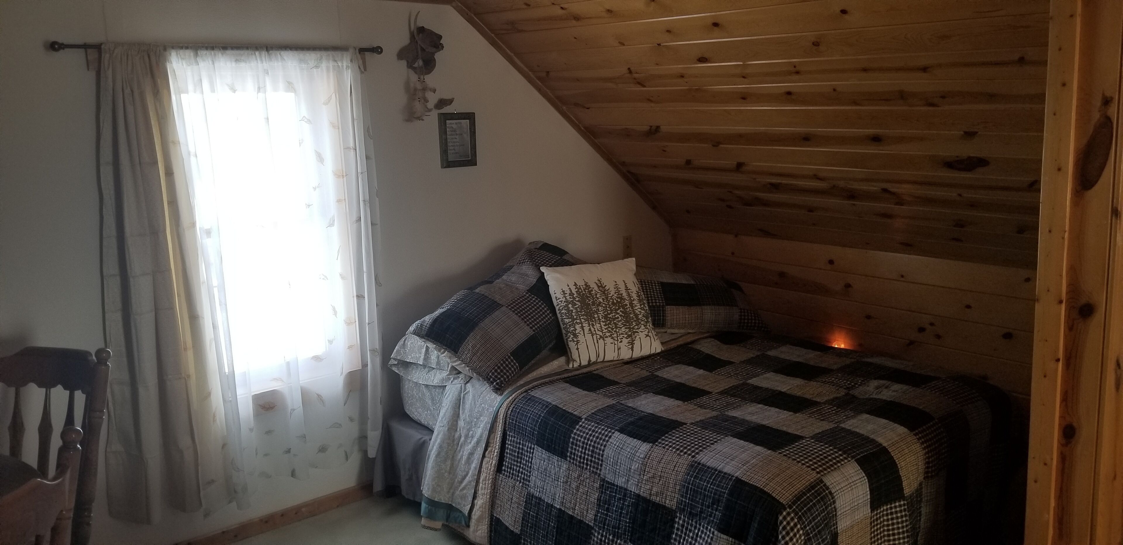 Countryside gem right by the lake!