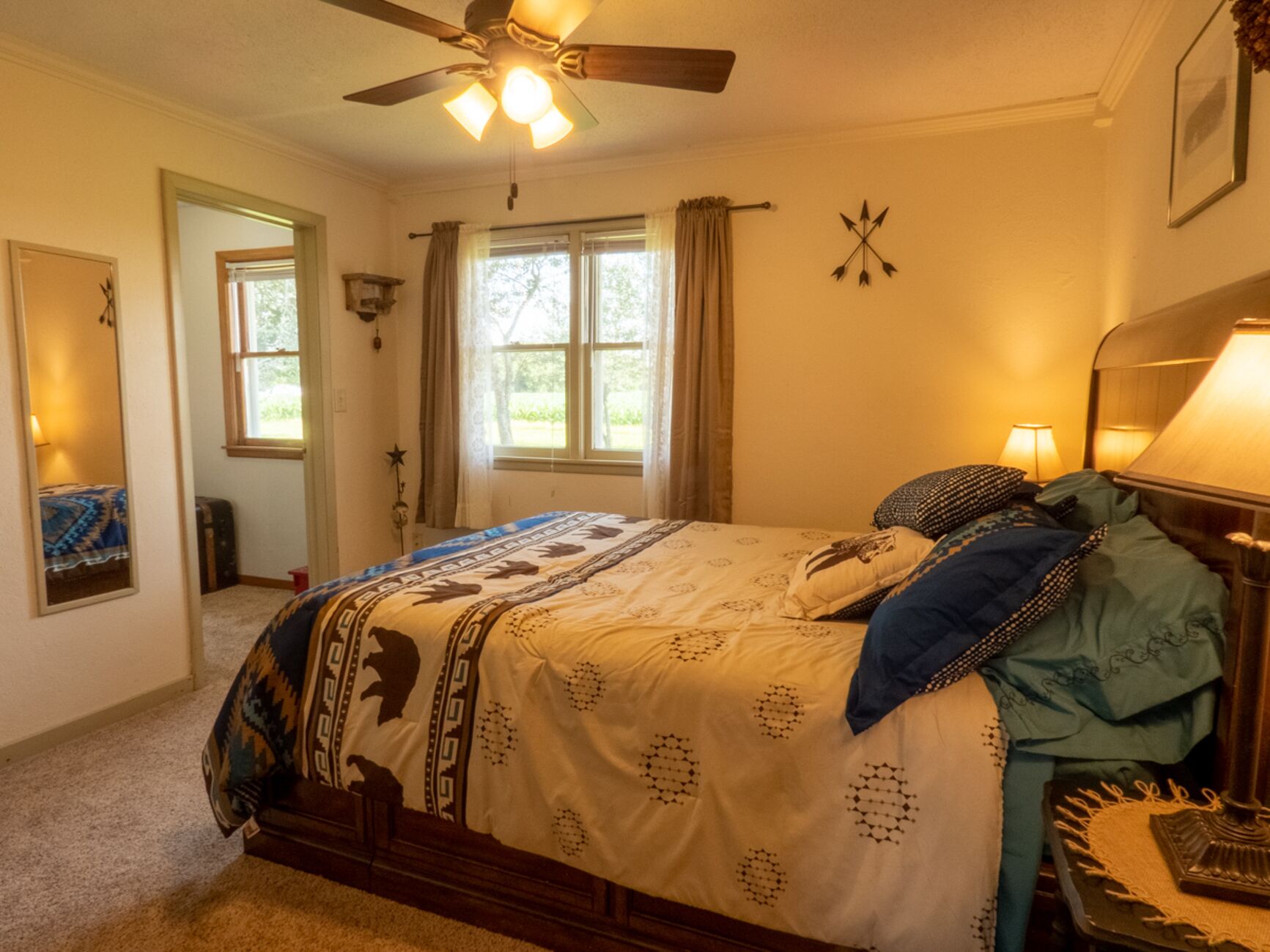 Countryside gem right by the lake!