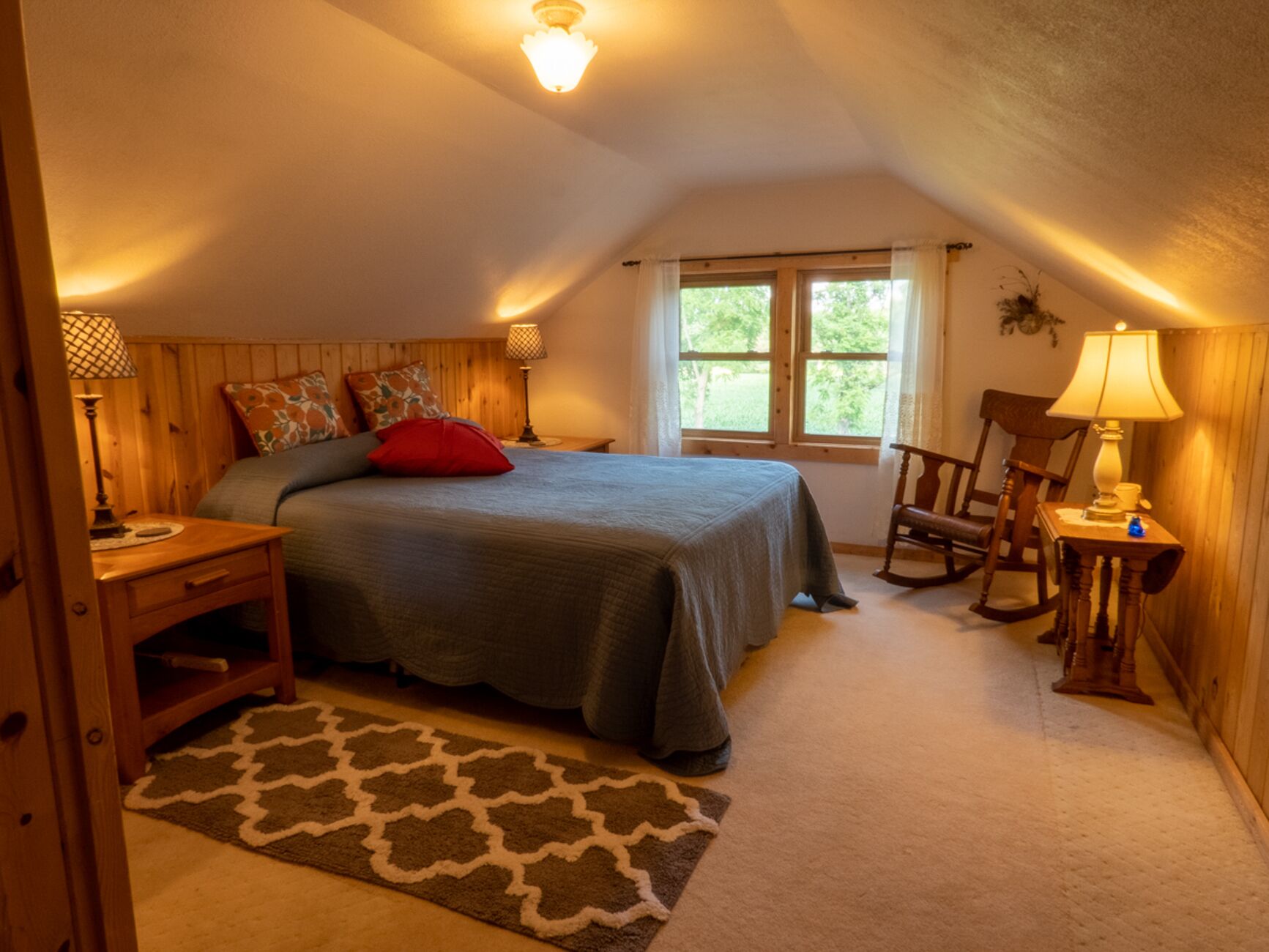 Countryside gem right by the lake!