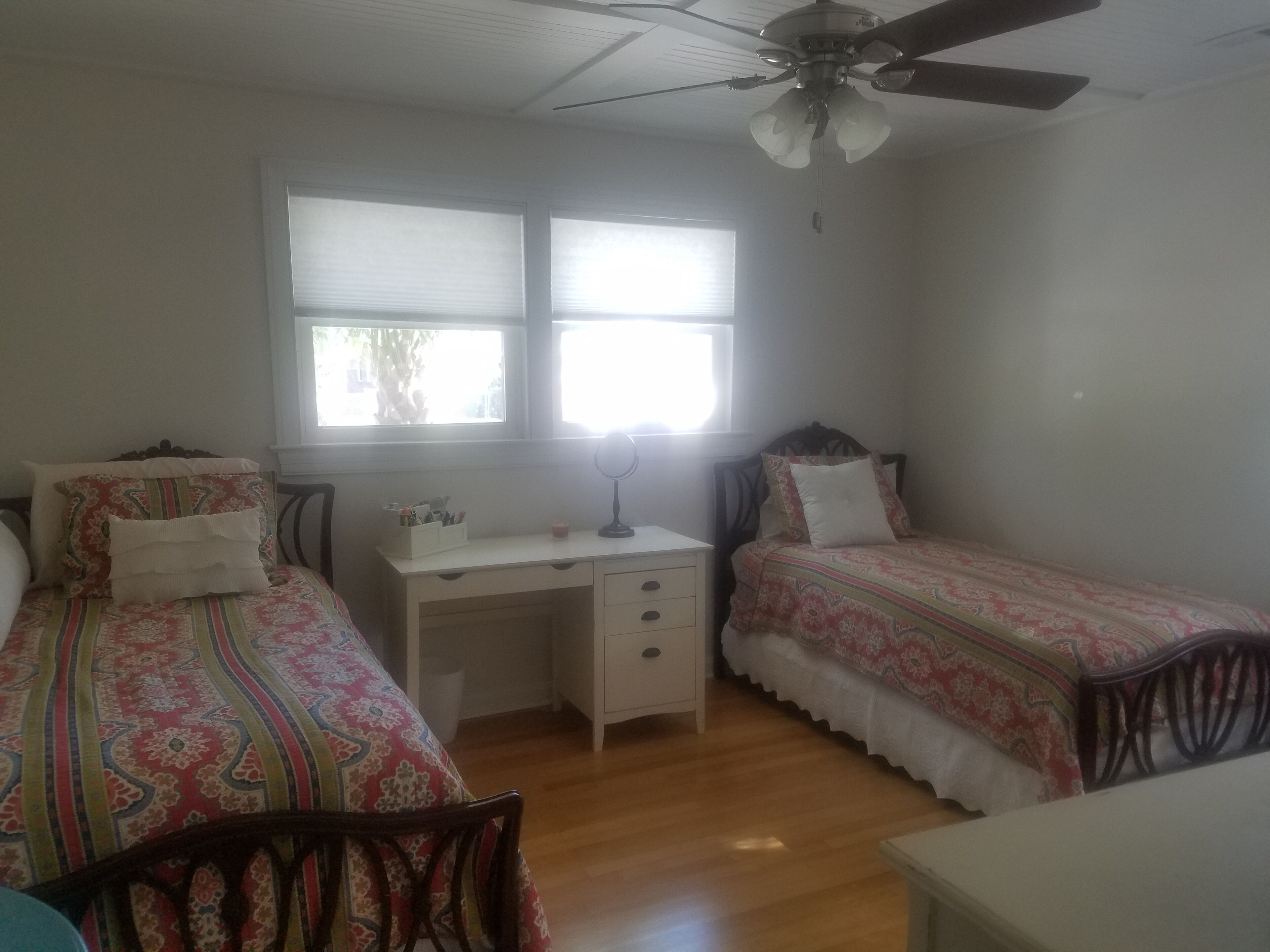Bike to beach, 10 min to downtown, sleeps 7