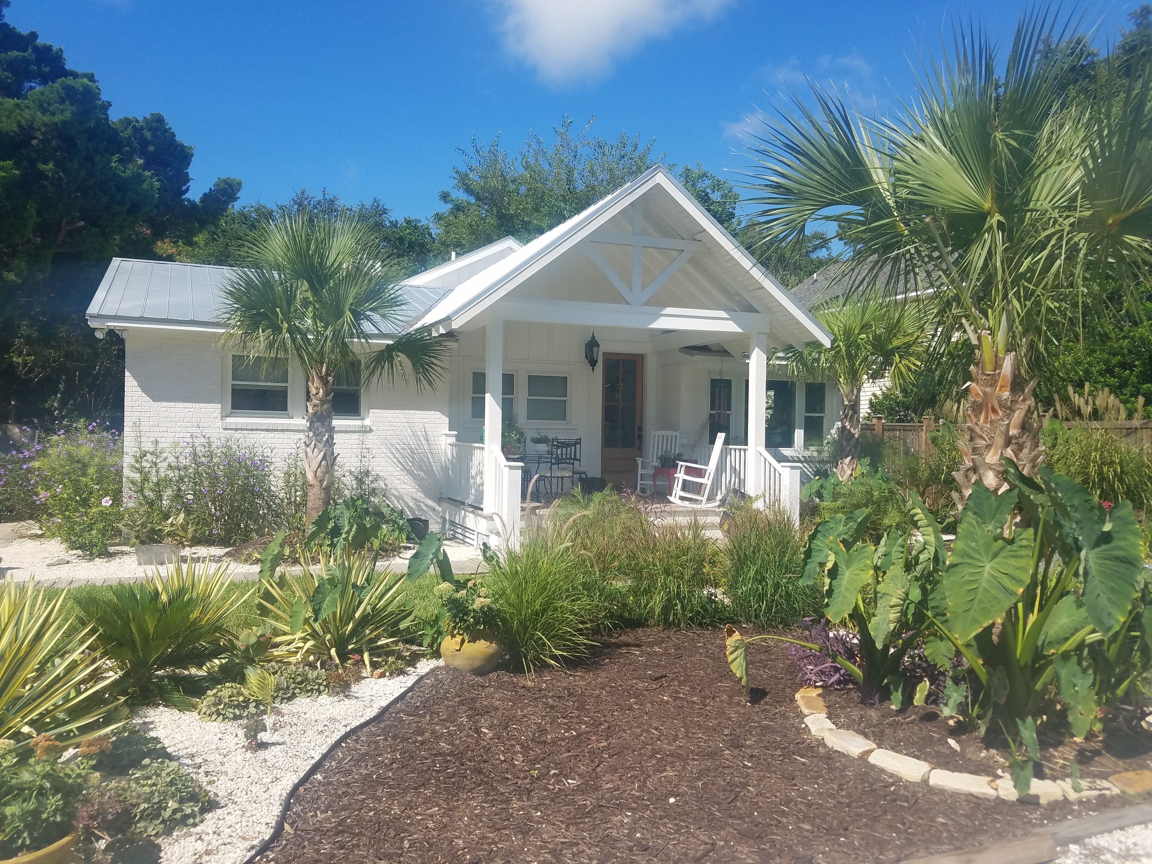 Bike to beach, 10 min to downtown, sleeps 7