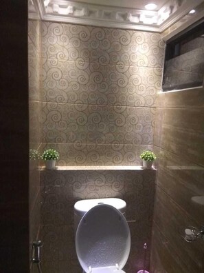 Shower, free toiletries, towels - WhiTe RooMs Bekasi (Bekasi)