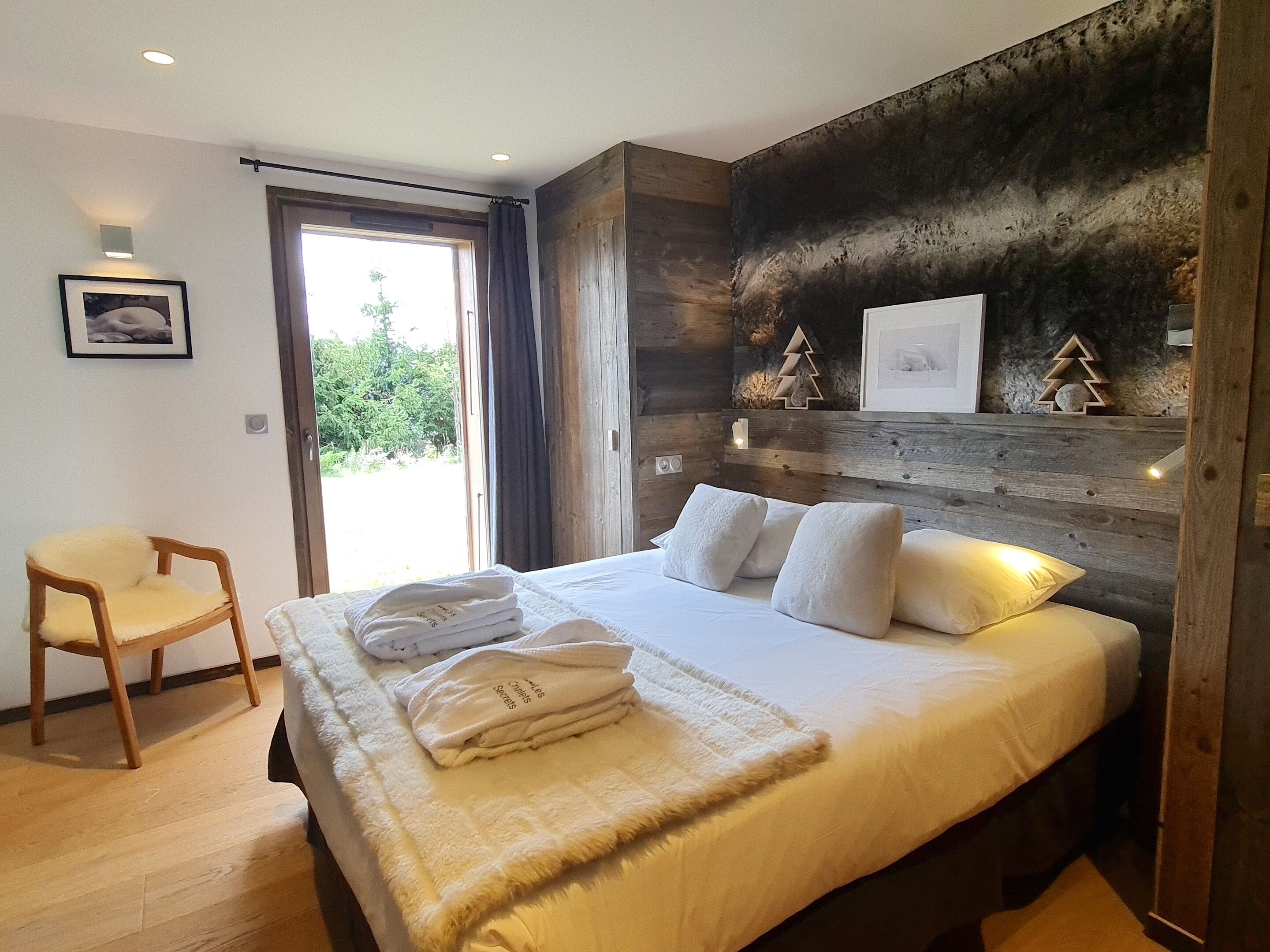 4 bedrooms, iron/ironing board, travel crib, WiFi (free)