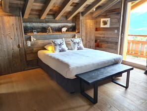 4 bedrooms, iron/ironing board, travel crib, WiFi (free)