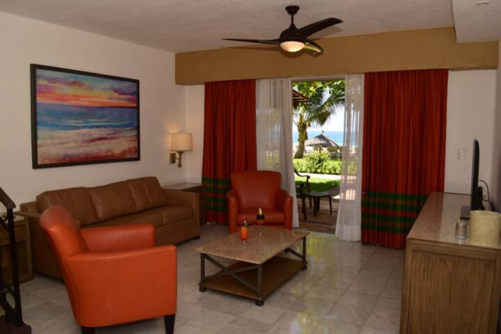 Deluxe Beach Front Villa “Tesoro D”