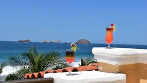 A coastal view with two cocktails on a white balustrade. - Deluxe Beach Front Villa “Tesoro D” (Ixtapa-Zihuatanejo,)