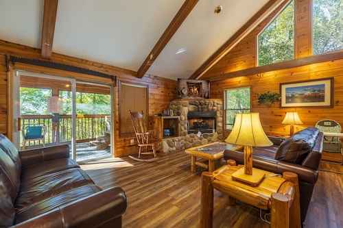 Bluebird Cabin (Hocking Hills area)